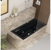 Schwarze Badewanne in modernem Badezimmer mit Marmorverkleidung