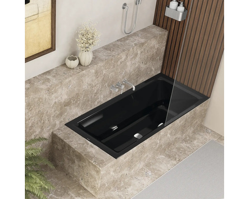 Schwarze Badewanne in modernem Badezimmer mit Marmorverkleidung