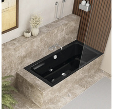 Modernes Badezimmer mit schwarzer Badewanne, Marmorverkleidung und Duschabtrennung.