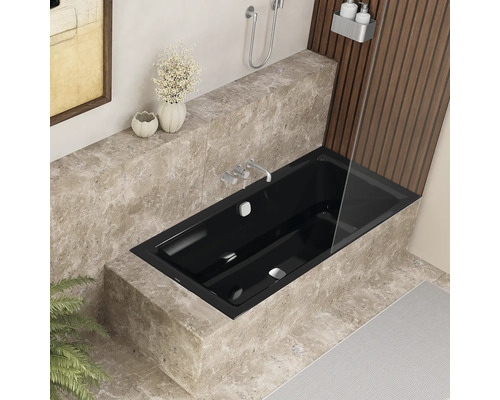 Modernes Badezimmer mit schwarzer Badewanne, Marmorverkleidung und Duschabtrennung.