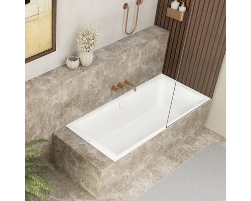 Badezimmer mit rechteckiger Badewanne, Armaturen und dekorativen Elementen