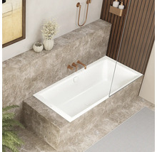 Badezimmer mit eingebauter Badewanne, Armaturen und Dekor
