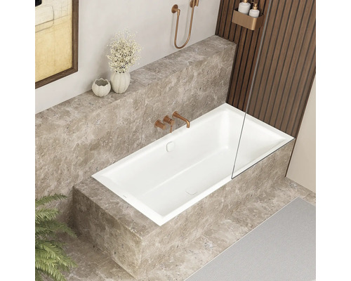 Badezimmer mit eingebauter Badewanne, Armaturen und Dekor