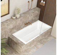 Badezimmer mit eingebauter Badewanne, Armaturen und Duschwand