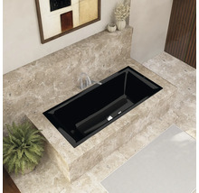 Eingebaute Badewanne in einem Badezimmer mit Marmorfliesen