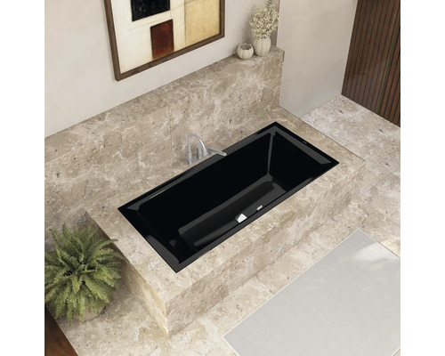 Eingebaute Badewanne in einem Badezimmer mit Marmorfliesen