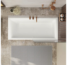Draufsicht auf ein Badezimmer mit Badewanne, Armaturen und Badteppich