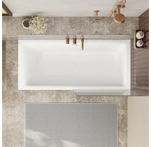 Draufsicht eines Badezimmers mit Badewanne, Armaturen, Duschkopf und Badteppich