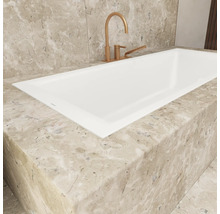 Eingebaute Badewanne mit Armatur auf Marmorablage