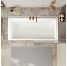 Ansicht von oben auf ein Badezimmer mit Badewanne, Armaturen, Badteppich und Dekoration