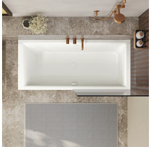 Aufsicht auf ein Badezimmer mit rechteckiger Badewanne, Armaturen und Badematte
