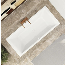 Aufsicht auf eine rechteckige Badewanne mit Armaturen in einem Badezimmer.
