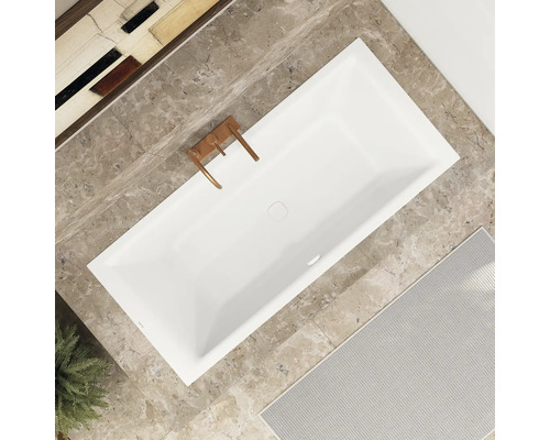 Aufsicht auf eine rechteckige Badewanne mit Armaturen in einem Badezimmer.