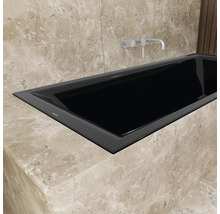 Schwarze Badewanne mit Armatur in einem Badezimmer mit Marmorwänden.