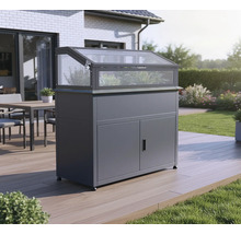 Hochbeet mit Schrank und Frühbeetaufsatz im Garten.