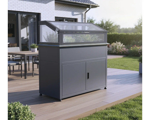 Hochbeet mit Schrank und Frühbeetaufsatz im Garten.
