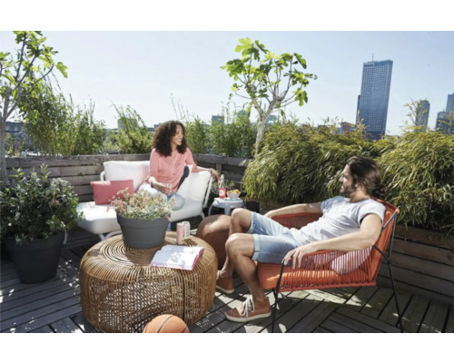 Terrassenszene mit Sitzmöbeln und Pflanzenkübeln