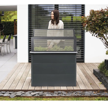 Hochbeet mit transparentem Aufsatz und Frau bei der Gartenarbeit auf einer Holzterrasse