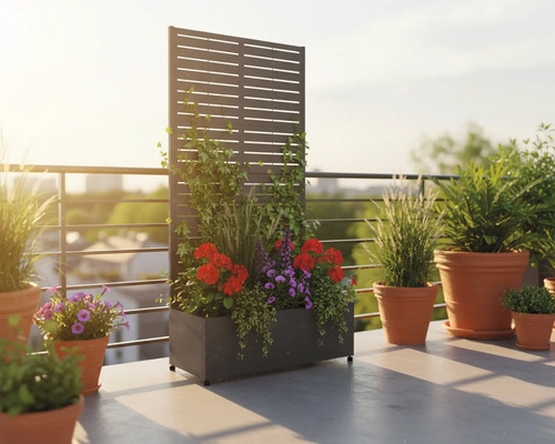 Terrasse mit bepflanztem Sichtschutzzaun und Blumentöpfen
