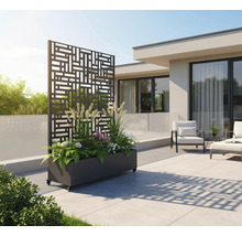 Sichtschutzwand mit geometrischem Muster und integriertem Pflanzkasten auf einer Terrasse