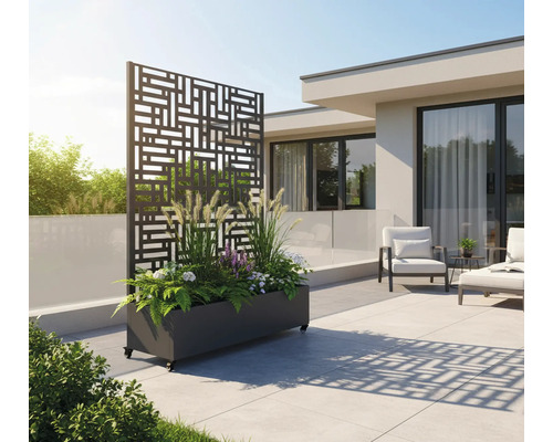 Sichtschutzwand mit geometrischem Muster und integriertem Pflanzkasten auf einer Terrasse