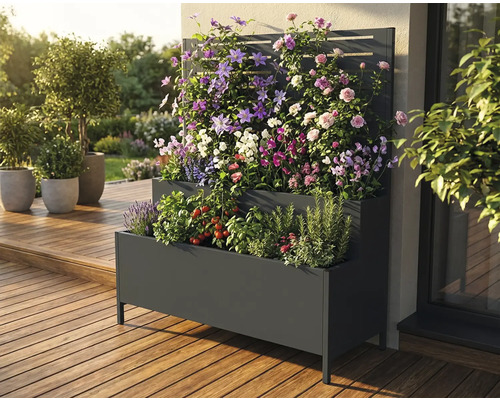 Mehrstöckiger Pflanzkasten aus Metall mit Spalier und verschiedenen Pflanzen auf einer Terrasse.