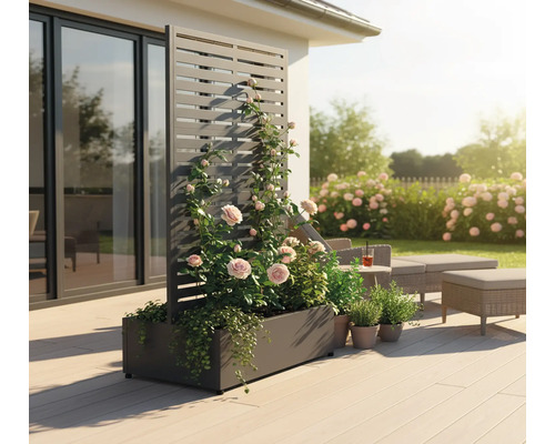 Blumenkasten mit Rankgitter auf einer Terrasse mit Gartenmöbeln und Pflanzen.