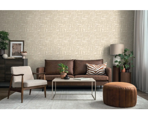 Wohnzimmer mit braunem Sofa, Sessel, Tisch und gemusterter Tapete