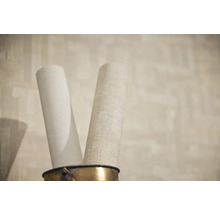 Zwei Tapetenrollen in einem Eimer