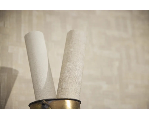 Zwei Tapetenrollen in einem Eimer