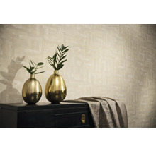 Dekorative Szene mit Tapete, Kommode und Vasen