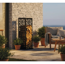 Brennholzregal aus Metall mit Holzmuster neben Terrasse mit Sitzgelegenheit