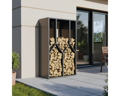 Brennholzregal aus Metall gefüllt mit Holzscheiten auf einer Terrasse