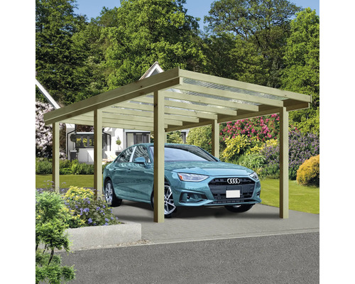 Holzcarport mit Auto auf der Einfahrt vor dem Haus
