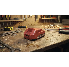 Akku auf einer Werkbank mit Werkzeugen