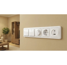 Mehrfachschalter mit Steckdose und USB-Anschluss an der Wand