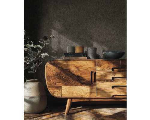 Wohnzimmer mit Holzkommode, Büchern, Dekoration und Pflanze im Topf