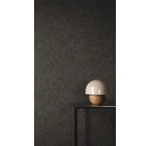 Textiltapete mit feiner Struktur auf einer Tischkonsole