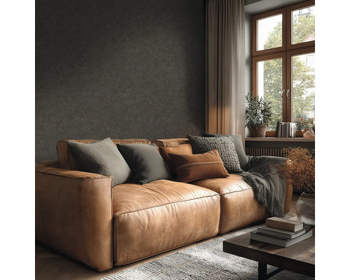 Wohnzimmer mit Ledersofa, Kissen und Couchtisch