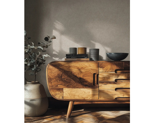 Holzkommode mit Schubladen, darauf Bücher, Schalen und Pflanze in Vase