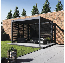 Moderne Gartenlounge mit Pergola und Sitzmöbeln auf Terrasse mit Rasen