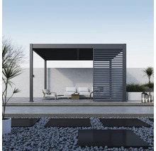 Terrassenüberdachung mit Lamellendach und Sitzgruppe im Garten