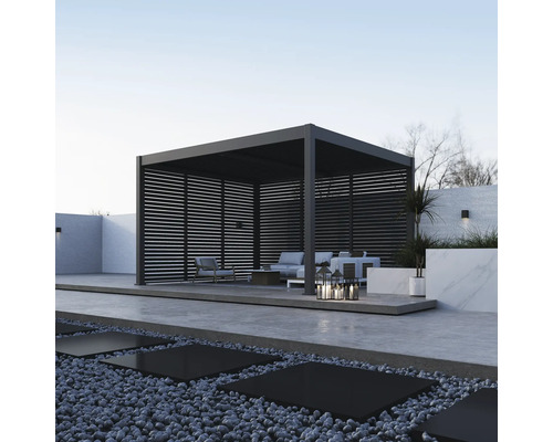 Moderne Terrassenüberdachung mit Lamellen und Gartenmöbeln auf einer Terrasse