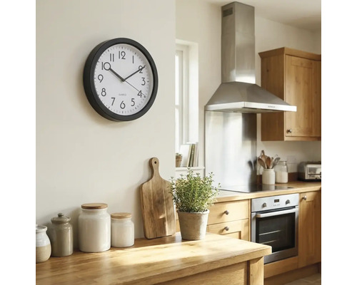 Küchenszene mit Wanduhr, Holzarbeitsplatte und Küchengeräten