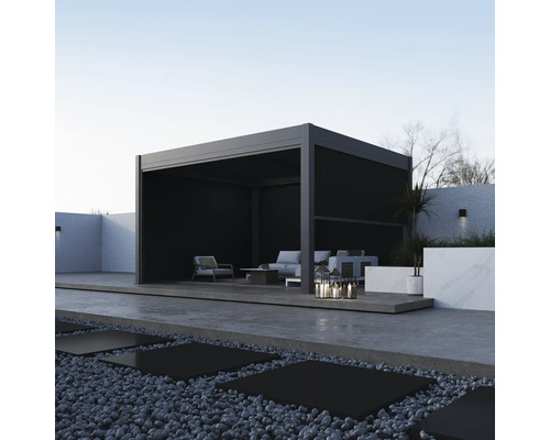 Moderne Terrassenüberdachung mit Möbeln und Dekoration auf einer Terrasse