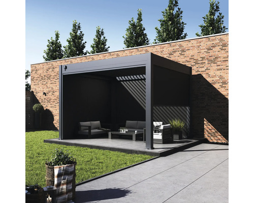 Pergola mit Gartenmöbeln auf Terrasse vor einer Ziegelmauer