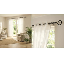 Wohnzimmer mit weißen Gardinen und Gardinenstange