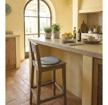 Helle Landhausküche mit Tresen, Barstuhl und Dekoration