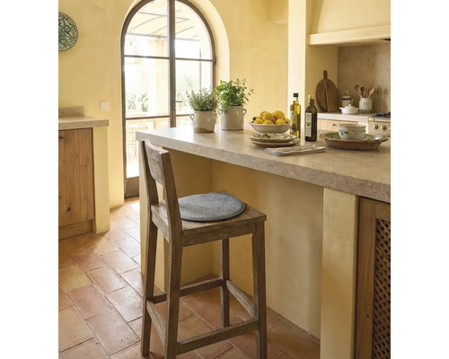 Helle Landhausküche mit Tresen, Barstuhl und Dekoration