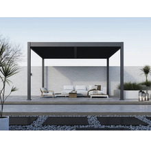 Moderne Terrassenüberdachung mit Sitzgruppe im Außenbereich.